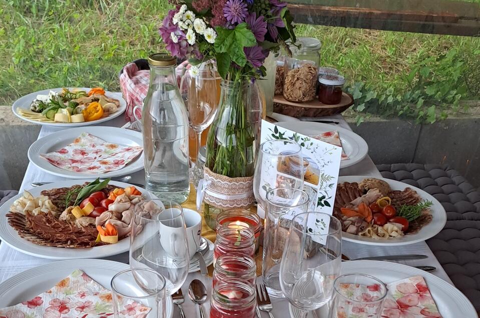 Frühstückstisch gedeckt | © Schusterhans Hof-Beate Horvatek