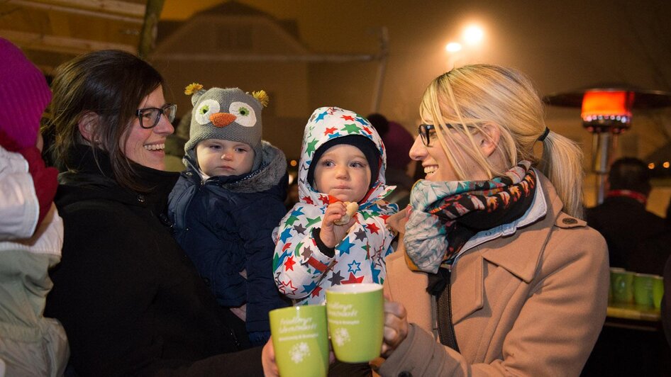 Glühwein beim Adventmarkt in Friedberg | © Stadtgemeinde Friedberg