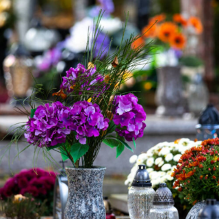 Grabstätte mit Blumenschmuck am Friedhof Frohnleit | © Stadtgemeinde Frohnleiten