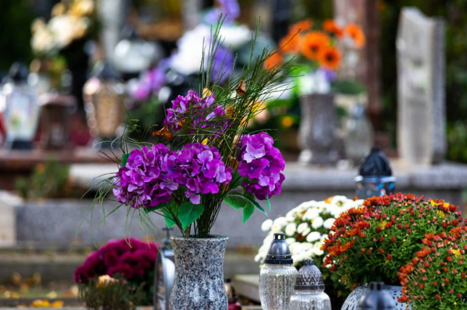 Grabstätte mit Blumenschmuck am Friedhof Frohnleit | © Stadtgemeinde Frohnleiten