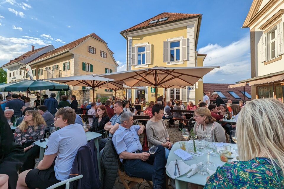 Ein Platz voller Leben, ein Glas voller Genuss.

Zwischen sanften Fassaden und offenen Sonnenschirmen entfaltet sich das, was die Erlebnisregion Thermen- & Vulkanland im Südosten der Steiermark so besonders macht: das Miteinander. Stimmen vermischen sich mit leiser Musik, Gläser klingen, und die Zeit scheint für einen Moment stillzustehen.

Hier am Himmelsberg in Straden wird nicht nur Wein verkostet – hier wird Lebensfreude geteilt. Ein lauer Abend, ein guter Tropfen, vertraute Gespräche und dieses Gefühl, genau am richtigen Ort zu sein.

Zu schön, um nicht da zu sein. 🍷 | © Robert Paul