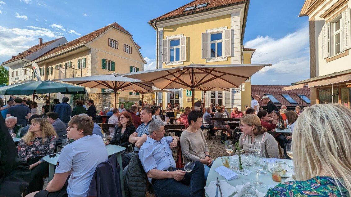 Ein Platz voller Leben, ein Glas voller Genuss.

Zwischen sanften Fassaden und offenen Sonnenschirmen entfaltet sich das, was die Erlebnisregion Thermen- & Vulkanland im Südosten der Steiermark so besonders macht: das Miteinander. Stimmen vermischen sich mit leiser Musik, Gläser klingen, und die Zeit scheint für einen Moment stillzustehen.

Hier am Himmelsberg in Straden wird nicht nur Wein verkostet – hier wird Lebensfreude geteilt. Ein lauer Abend, ein guter Tropfen, vertraute Gespräche und dieses Gefühl, genau am richtigen Ort zu sein.

Zu schön, um nicht da zu sein. 🍷 | © Robert Paul