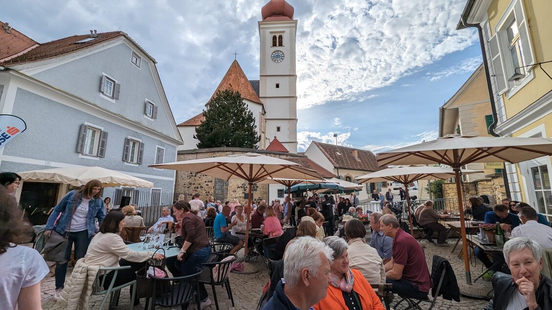 Der Himmelsberg in Straden - ein Platz, der verbindet.

Zwischen historischen Mauern und dem sanften Klang der Kirchturmglocke entfaltet sich ein Moment voller Wärme und Begegnung. Unter freiem Himmel, begleitet von einem Glas Wein und lebendigen Gesprächen, wird aus einem Ort ein Gefühl.

Hier trifft man sich, bleibt gerne länger und genießt das Leben in seiner schönsten Form – mitten in der Erlebnisregion Thermen- & Vulkanland im Südosten der Steiermark.

Ein Augenblick, der bleibt.
Zu schön, um nicht da zu sein. 🍷 | © Robert Paul