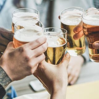 Anstoßen beim Grillfest | © TV Südsteiermark - Adobe Stock