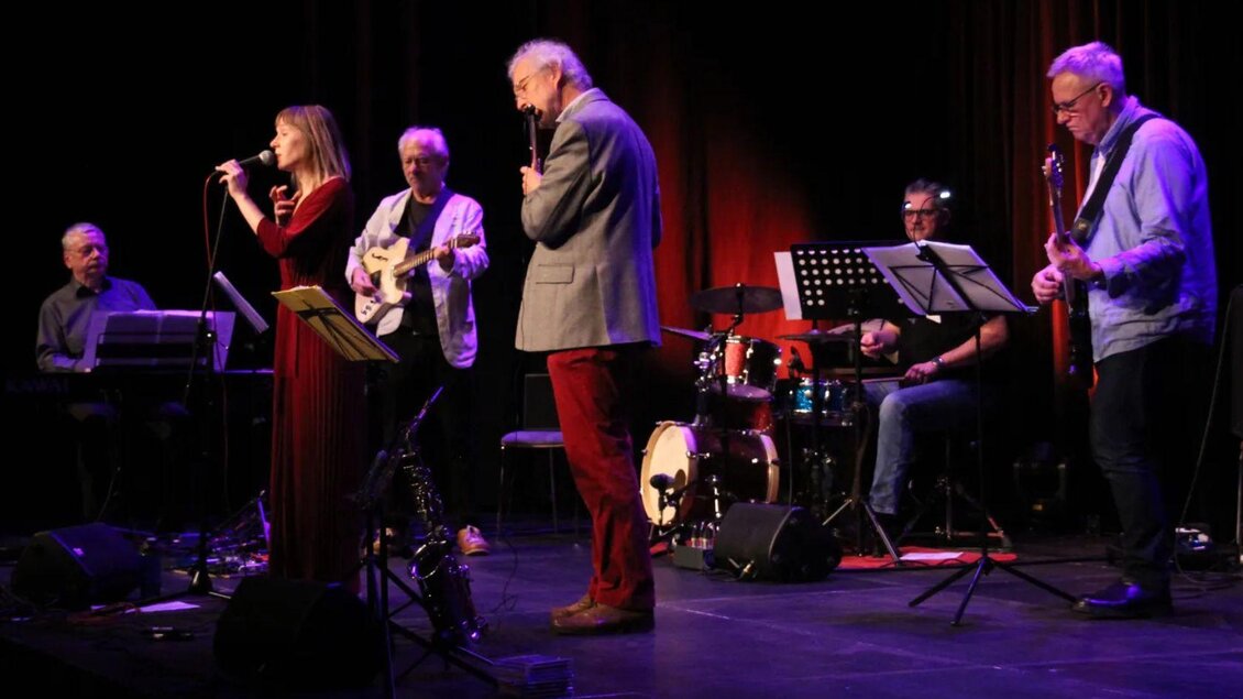 Jazzmed und La Paloma spielen auf der Bühne vom Kur-& Congresshaus in Bad Aussee bei ihrem Benefizkonzert für die Lebenshilfe und das Hospiz im Ausseerland. | © JazzMed