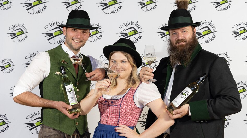 Weinkönigin Sophie mit Weinbauern | © Wein Steiermark-fotokuchl