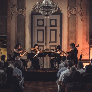 Streichergruppe in der Kirche | © Reiter Media