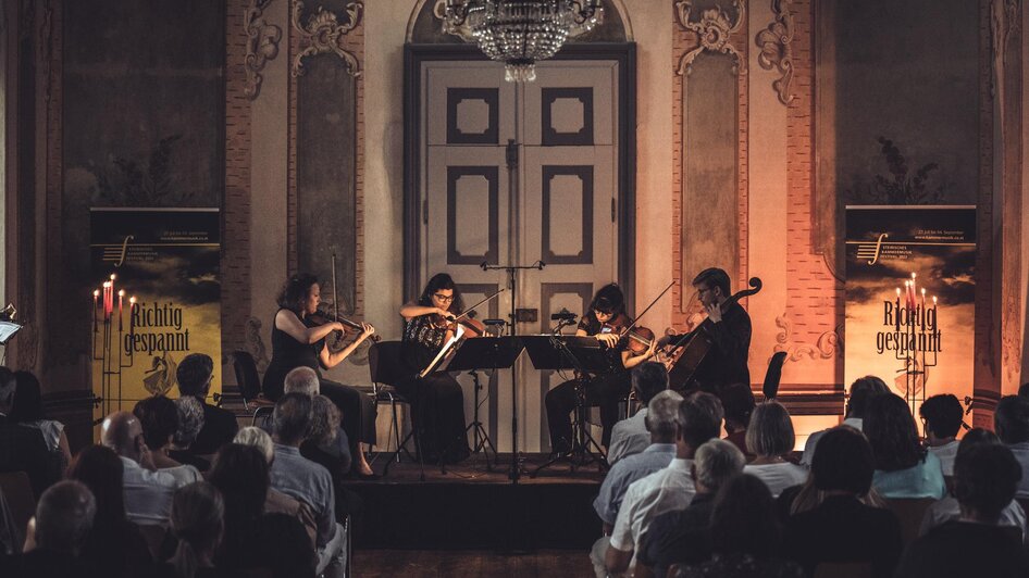 Streichergruppe in der Kirche | © Reiter Media