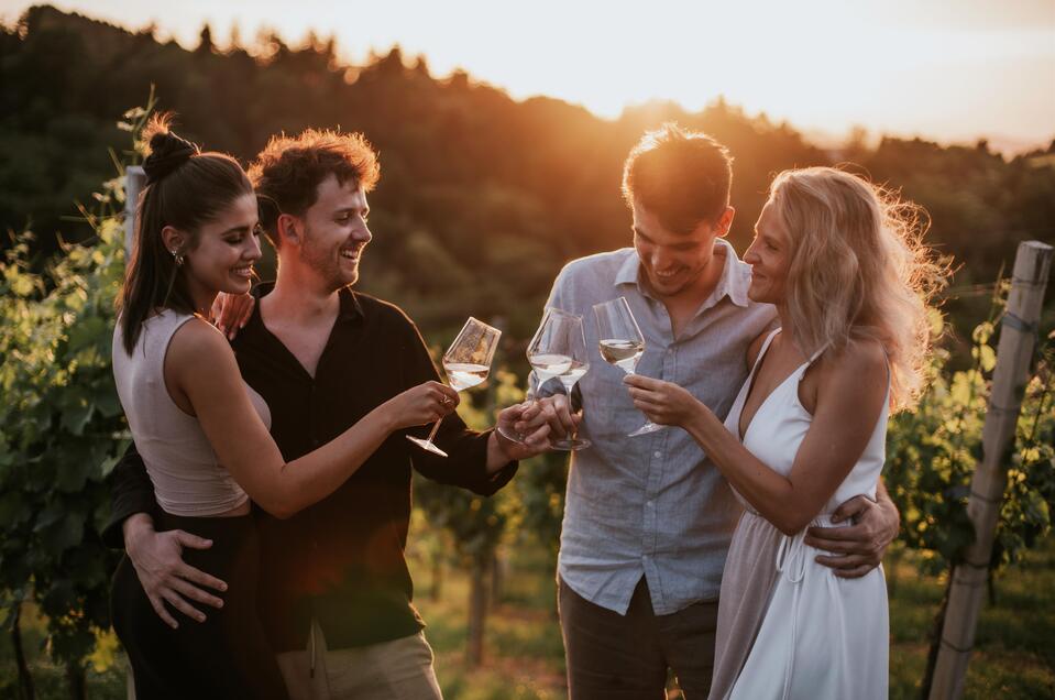 Wein mit Freunden | © lukas elsneg