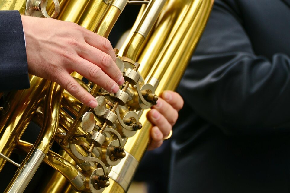 Ein Musiker spielt eine glänzende Tuba. Die Hände des Musikers greifen die Ventile des Instruments. | © Pixabay