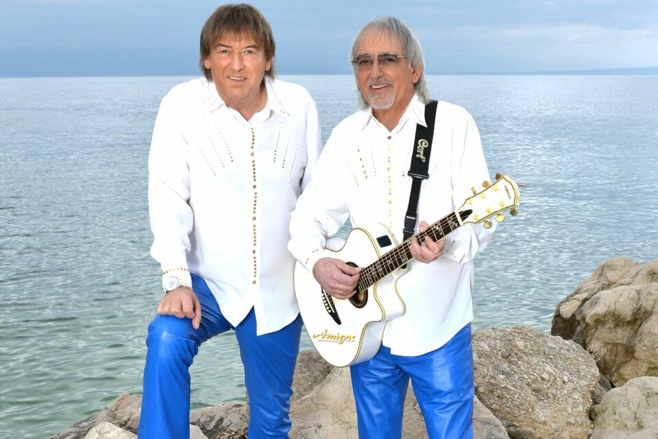 Die zwei Musiker der Amigos mit Gitarre am Seeufer in Premstätten während ihrer Abschiedstour. | © Amigos
