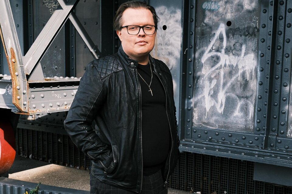 Angelo Kelly vor der Stahlkonstruktion für das Pressebild, er gibt im Orpheum Graz ein Konzert. | © Angelo Kelly