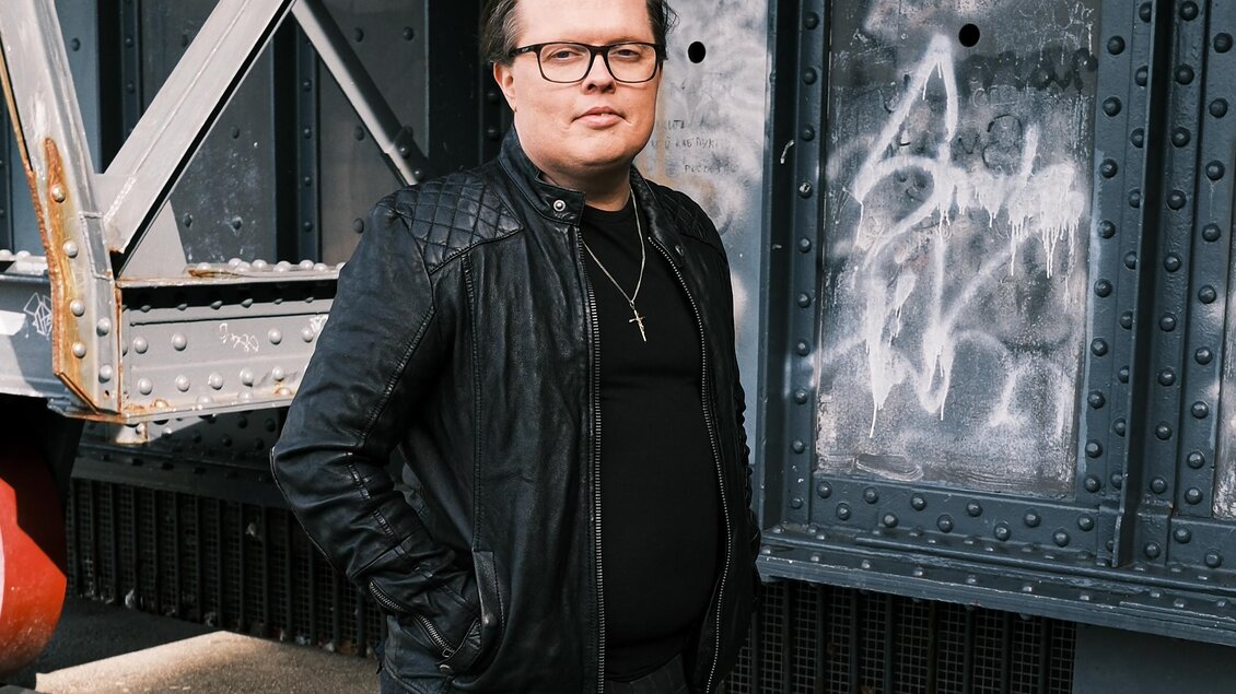 Angelo Kelly vor der Stahlkonstruktion für das Pressebild, er gibt im Orpheum Graz ein Konzert. | © Angelo Kelly