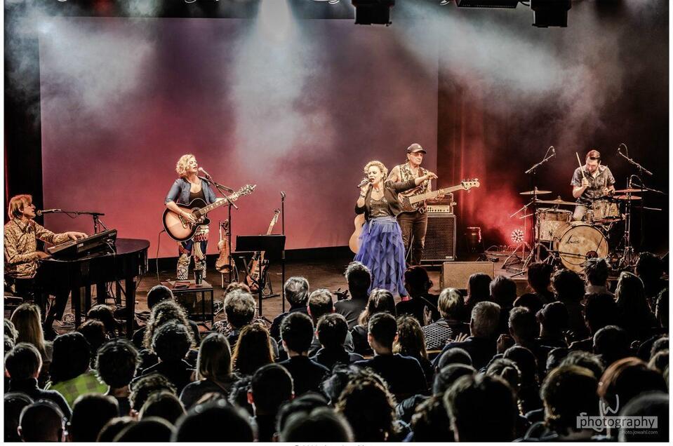 Katharina Straßer mit Band auf der Bühne | © Johannes Wahl