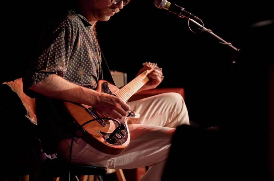 Gesang mit Gitarrenbegleitung | © TVB Südsteiermark – Achromatic Photography