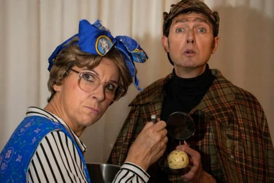 Zwei Darsteller als Sherlock Holmes und Begleiter in einer humorvollen Szene beim Krimidinner im Das Weitzer in Graz. | © engesser markteting GmbH