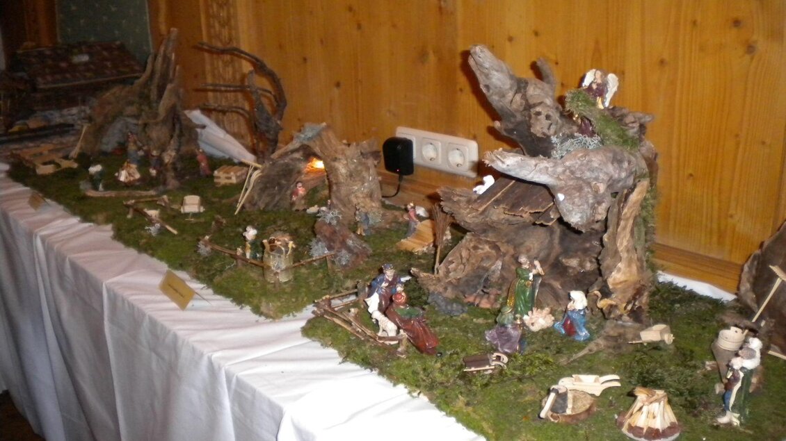 <p>Die kunstvoll gestaltetes Weihnachtskrippen im Wirtshaus auf der Blaa Alm. Es zeigt Figuren und Naturlandschaften aus Holz und Moos.</p> | © Kirchschlager Petra