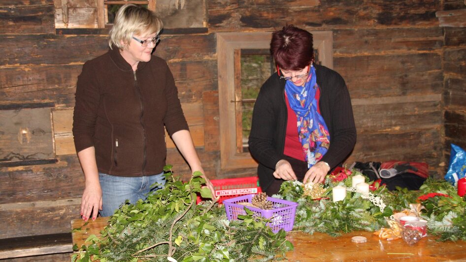 Adventkranz binden | © Freilichtmuseum Stübing