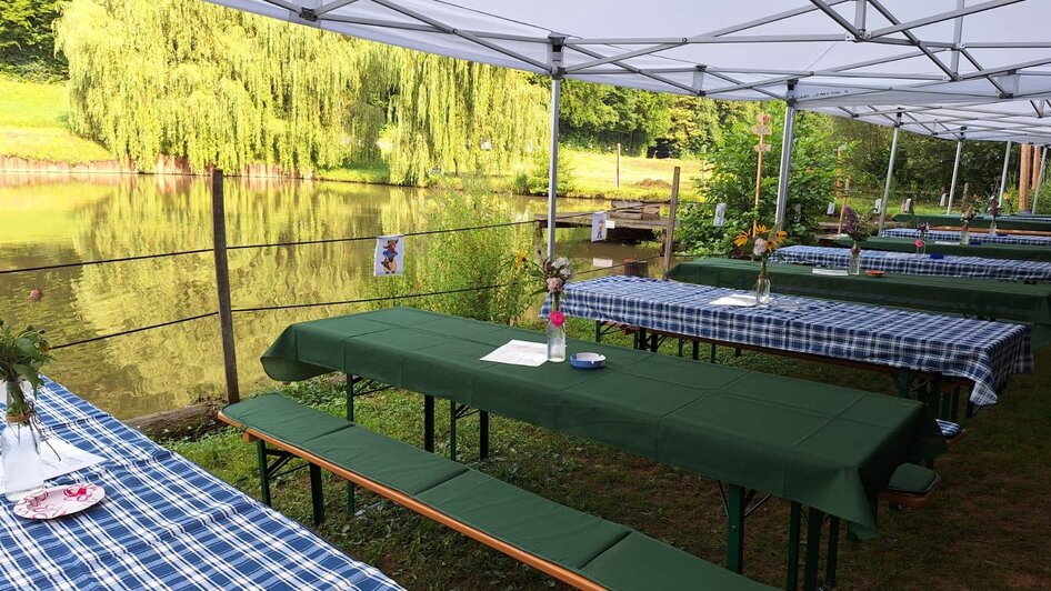 Brunch bei der idyllischen Teichanlage Stein | © Flintstones