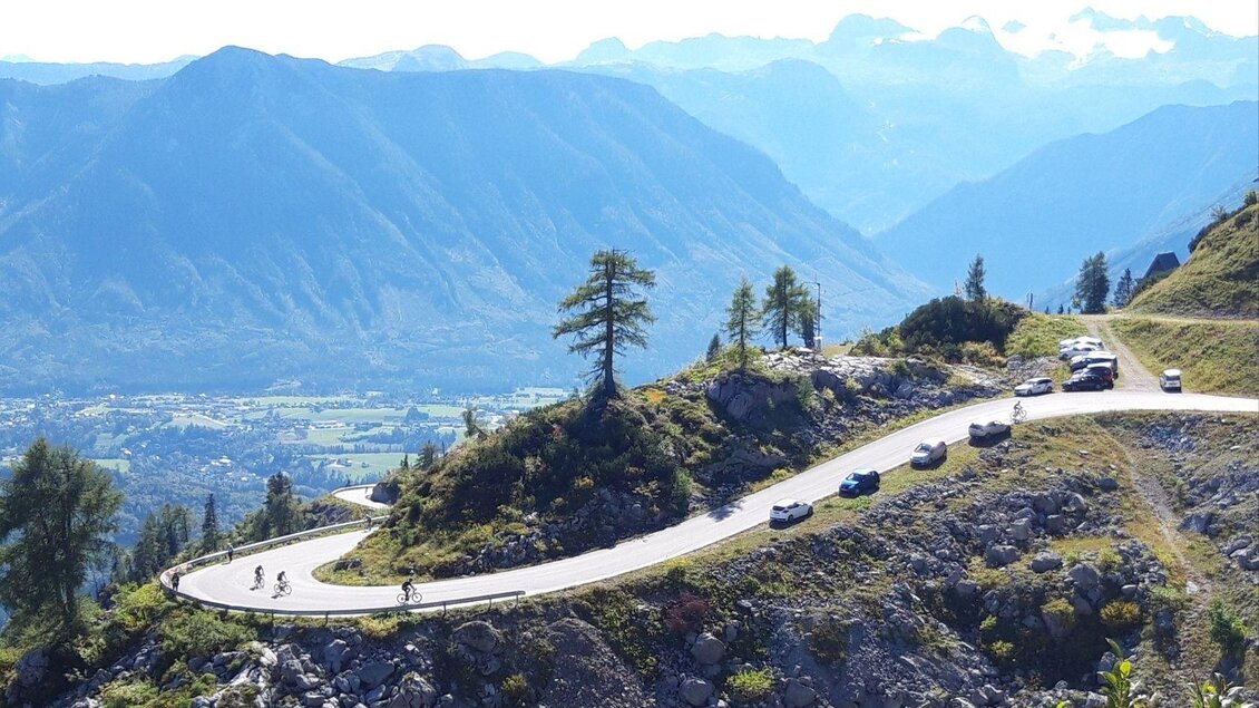 <p>Die Loser Panroramastraße mit ihren Kehren und Radfahrern vom Loser Bergzeitfahren. Im Hintergrund ist der Dachsteingletscher zu sehen.</p> | © Peter Perstl