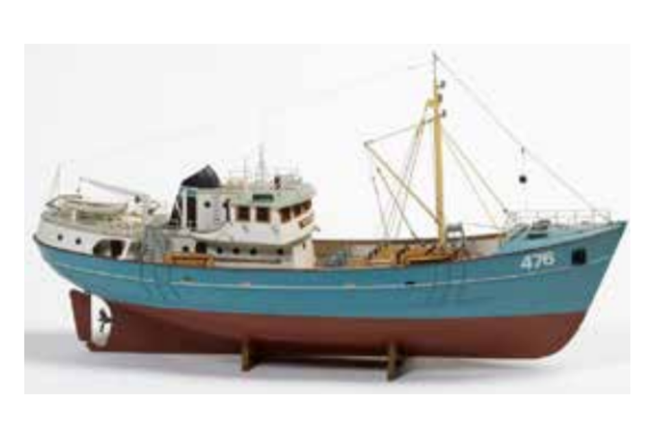 <p>Ein Modellschiff in Blau und Braun mit diversen Elementen wie einem Mast und einem Antrieb. Weitere solcher Modellschiffe können bei den Modellschifftagen in Grundlsee beobachtet werden.</p> | © Erich Trojan