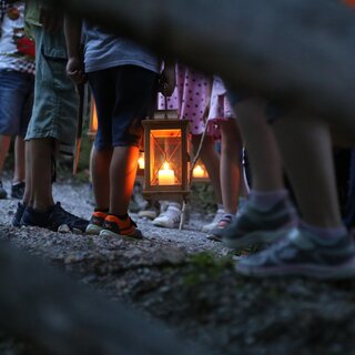 Kindergruppe mit brennenden Laternen | © ÖFM-Christiane Becker