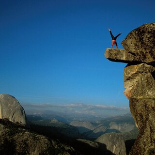 Alexander Huber doing a handstand in Yosemite National Park | © Max Reichel