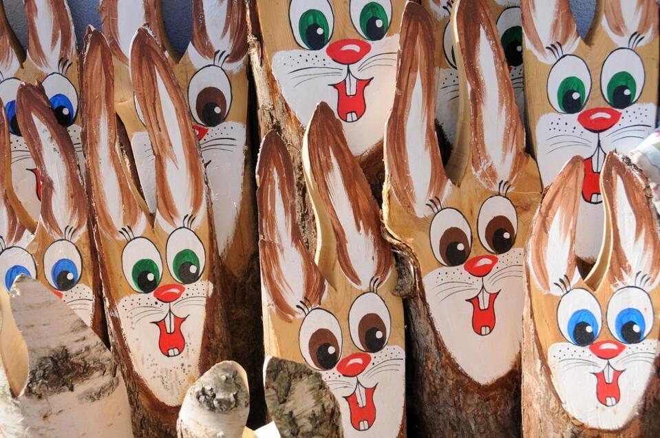 Osterhasen in Fischbach_aus Holz_Oststeiermark | © Ortsentwicklungsverein Sagenhaft Fischbach