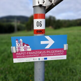 Signpost_Pope Francis Pilgrimage_Eastern Styria | © WEGES