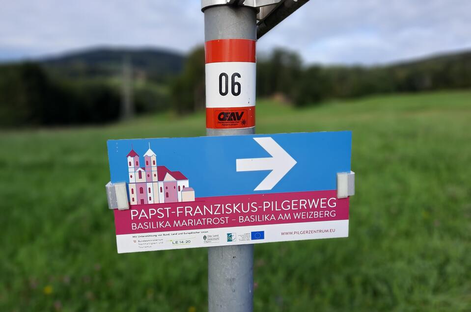 Schild_Papst Franziskus Pilgerweg_Oststeiermark | © WEGES