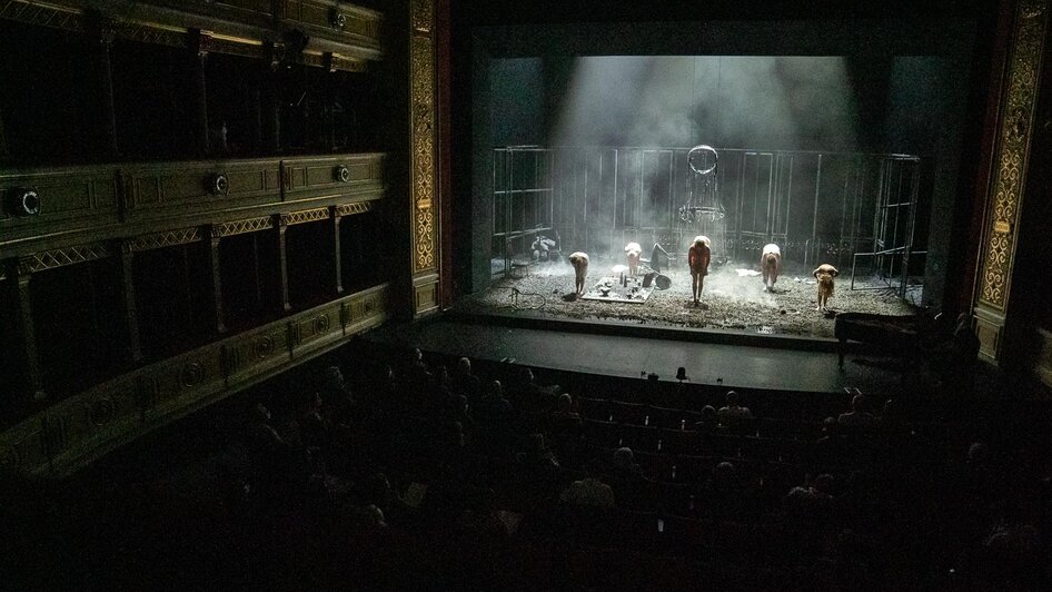Bühnenszene im Schauspielhaus