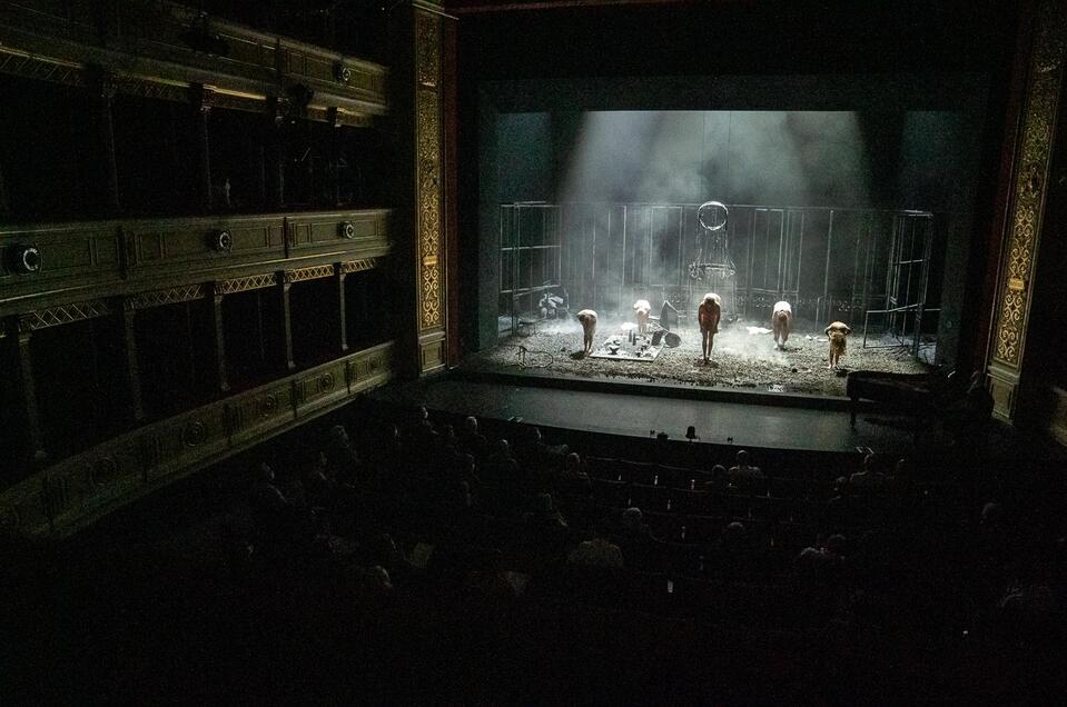 Bühnenszene im Schauspielhaus