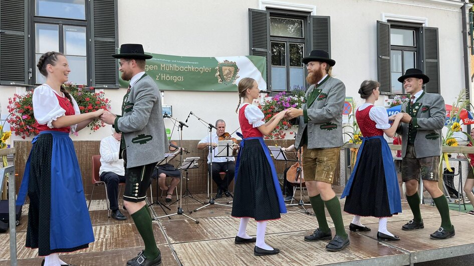 Volkstanzgruppe auf der Bühne | © Marktgemeinde Gratwein-Straßengel