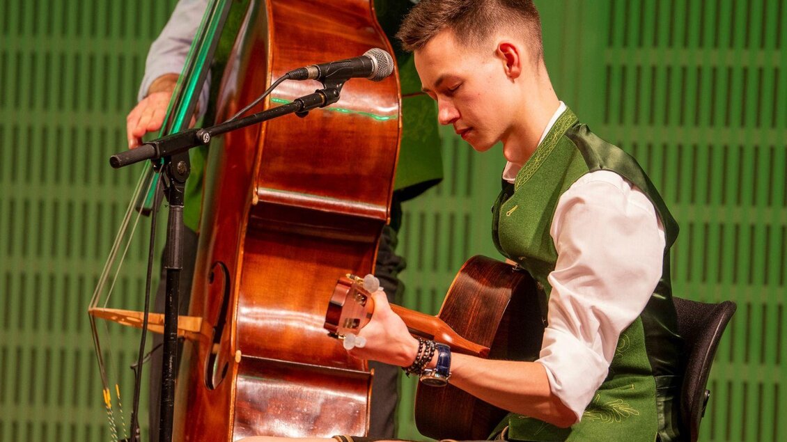 Zwei Bandmitglieder der Musikgruppe "Grundlseer Geigenmusi" aus Grundlsee musizieren mit ihren Saiteninstrumenten.  | © Grundlseer Geigenmusi, Grundlsee