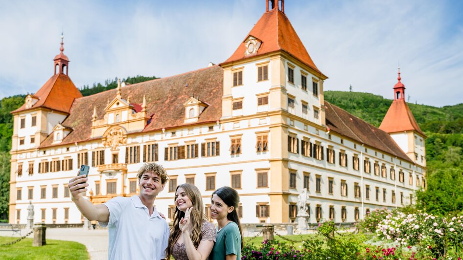 Selfie vor Schloss Eggenberg | © Graz Tourismus-Mias Photoart