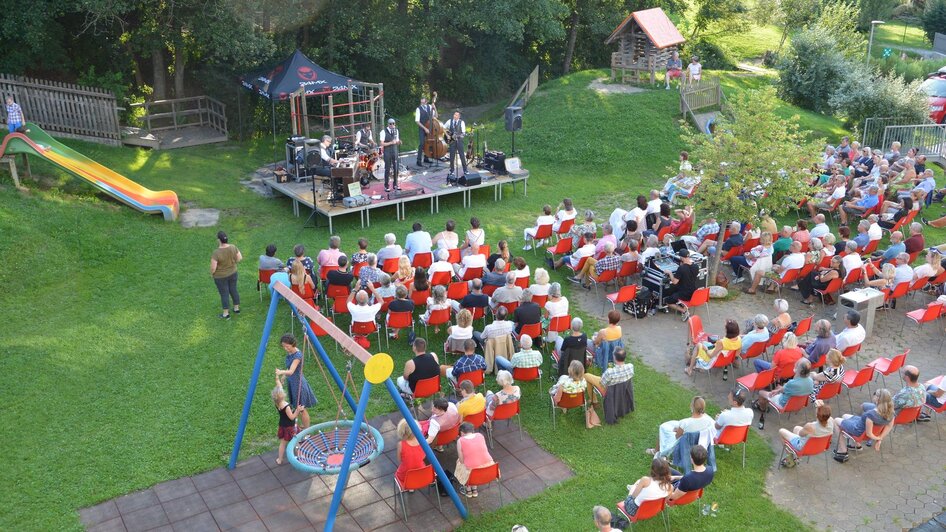 OldSchoolBasterds im Schulhof | © Oswald Schechter