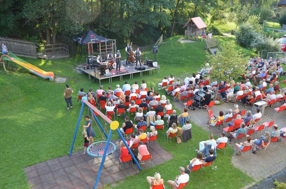 OldSchoolBasterds im Schulhof | © Oswald Schechter