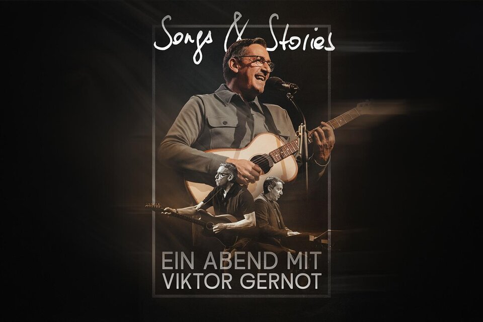 Ein Musiker singt und spielt Gitarre auf der Bühne. Im Hintergrund sind schattierte Silhouetten weiterer Musiker zu sehen. | © Pascal Reisinger