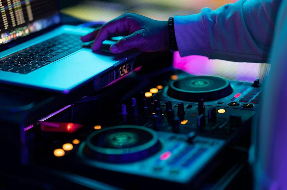 DJ On Bike C Pexels | © Pexels