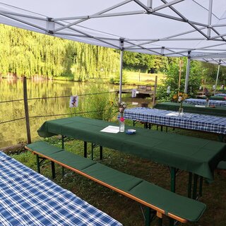 Western party at the idyllic Stein pond | © Flintstones