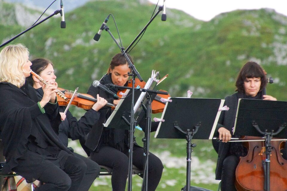 Eine Gruppe von vier Musikerinnen spielt Instrumente im Freien. Im Hintergrund sind grüne Hügel zu sehen. | © ARF_Hilbrand