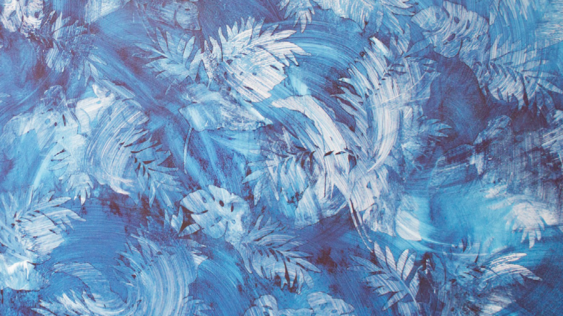 Ein abstraktes Gemälde in Blau mit hellen Blattmotiven. Die sanften Pinselstriche erzeugen eine harmonische und ruhige Atmosphäre. | © Joiry Minaya, Siboney (Process)