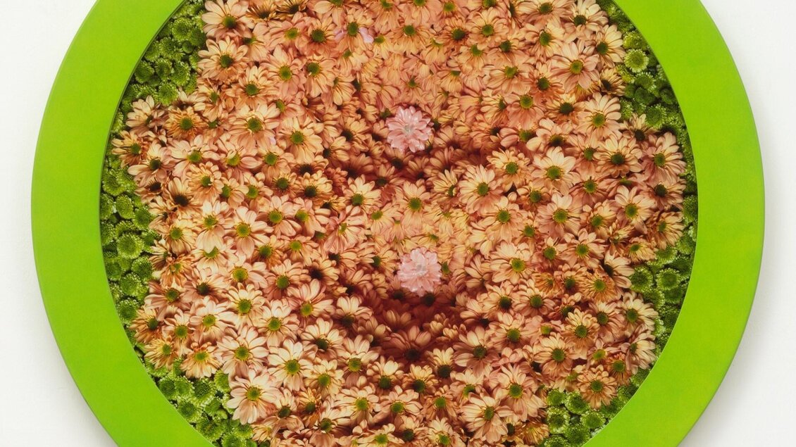 Eine runde Komposition mit rosa und grünen Blumenmotiven. Der Hintergrund ist in einem leuchtenden Grün gehalten. | © ©Estate_of_Helen_Chadwick.