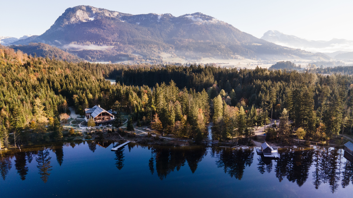 Eine malerische Landschaft mit einem ruhigen See und dichten Wäldern. Im Hintergrund erheben sich beeindruckende Berge unter einem klaren Himmel. | © TVB Ausseerland Salzkammergut_Katrin Kerschbaumer