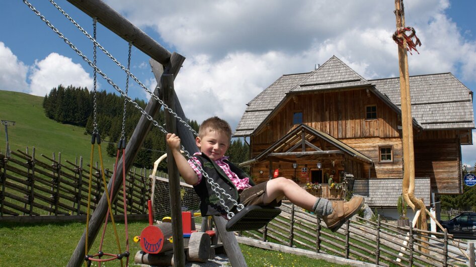 Holdahüttn_Kind am Spielplatz_Oststeiermark | © Almwirtshaus Holdahütt'n