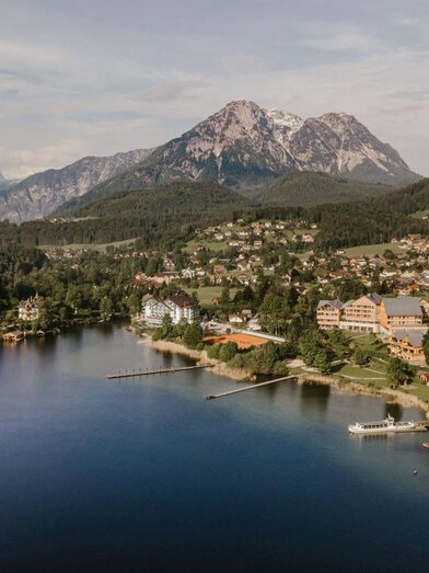 Altaussee von oben mit Sarstein | © TVB Ausseerland Salzkammergut_Katrin Kerschbaumer | TVB Ausseerland Salzkammergut_Katrin Kerschbaumer | © TVB Ausseerland Salzkammergut_Katrin Kerschbaumer