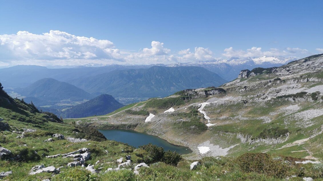 <p>Die atemberaubende Berglandschaft des Losers mit dem klaren Augstsee und den Bergen des Ausseerlandes sowie dem Dachsteinmassiv im Hintergrund. Der Himmel ist blau und mit einigen Wolken bedeckt.</p> | © TVB Ausseerland-Salzkammergut/Theresa Schwaige