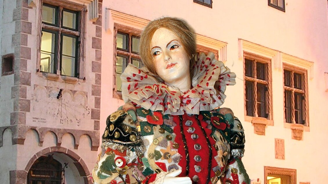 Ein Figur, welche ein prachtvolles Ausseer Flinserl darstellt, steht vor dem historischen Gebäude des Kammerhofes in Bad Aussee.  | © Ausseer Kammerhofmuseum