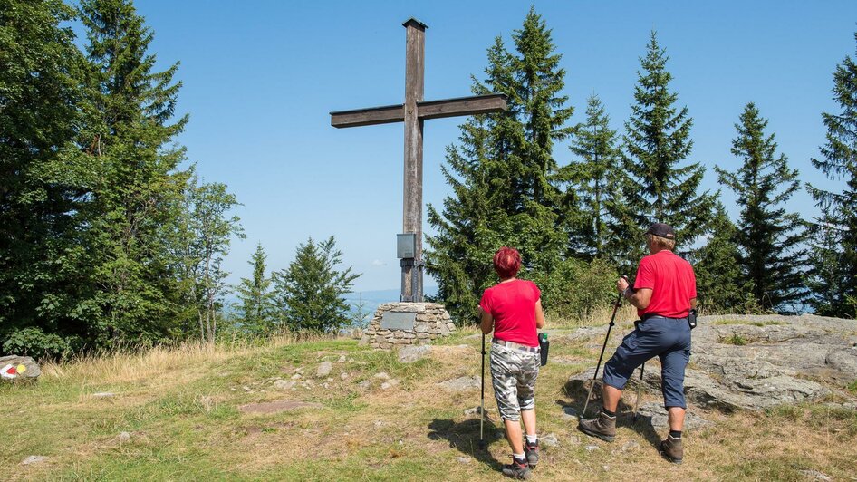 Masenberg_Wanderer Gipfelkreuz_Oststeiermark | © Helmut Schweighofer