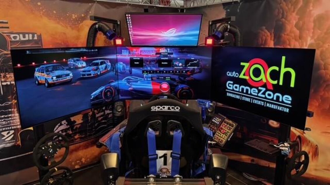 Ein moderner Rennsimulator mit mehreren Bildschirmen und einem Sportlenkrad. Die Umgebung zeigt eine aufregende Gaming-Arena für Motorsport-Enthusiasten. | © Thomas Zach